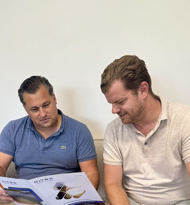 Kris Wauters toont een brochure van Nitra